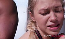 Αθώο κορίτσι απολαμβάνει ένα μεγάλο μαύρο πέος στην τουαλέτα κατά τη διάρκεια της απουσίας του πατριού της - Προεπισκόπηση 4k