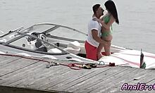 Een tengere vrouw met kleine borsten geniet van anale seks op een boot in een zelfgemaakte video