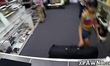 Asiatisk babe bliver kneppet bagfra i pantelånerbutik
