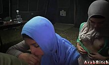 Jong meisje houdt zich bezig met hete praat en geeft een zelfgemaakte pijpbeurt terwijl ze stiekem een militaire basis binnensluipt