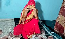 भारतीय दुल्हन एक मुख-मैथुन देता है पर उसकी शादी की रात