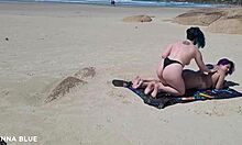 Zwei Frauen küssen sich nackt an einem brasilianischen Strand