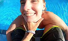 L'azione a bordo piscina più calda: piacere orale bagnato e selvaggio sott'acqua