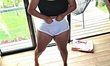 Ibu tiri Brasil memamerkan lekuk tubuhnya dalam celana pendek dan celana dalam