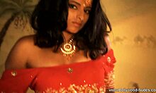סרטון ביתי של פיתוי הודי עם חיבור עמוק לבוליווד
