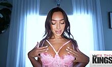 Nafarbená brunetka dostáva zmyselnú masáž a intenzívny sex v domácom videu