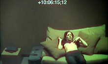 Una mujer seductora complaciéndose en el sofá