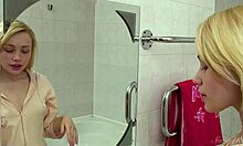 חברה בלונדינית מקסימה אוליה מפתה עם חזה גדול בזמן שהיא מתקלחת בבית