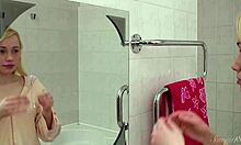 Bedårende blonde kjæreste Olya forfører med store pupper mens hun dusjer hjemme