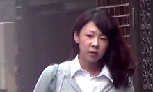 Японска тийнейджърка пикае навън и се заснема пред камера