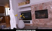 לילי אדמס, בת חורגת חמה, מזדיינת עם אביה החורג בחדר המשפחה בסרטון POV