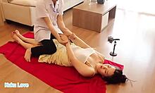 Азиатски масажист прави чувствен масаж