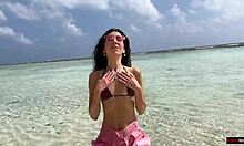 在马尔代夫的海滩上为一个美丽的女孩淋浴,她撒尿了