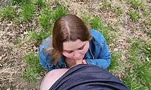 Una chica tetona hace una mamada y recibe una mamada en su coño en el campo
