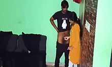 Cuplul britanic se bucură de sex de casă cu iubita indiană cu fundul mare