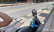 Un uomo offre assistenza a una ragazza con uno scooter, ma finisce per fare sesso con lei e rubare lo scooter