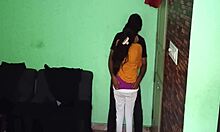 Un couple britannique profite d'un sexe fait maison avec sa petite amie indienne au gros cul