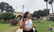 Kassandra, seorang Latina dengan pantat besar, terangsang dan mencari sugar daddy di tempat umum dalam video lengkap ini yang menampilkan pakaian merah, sepatu hak tinggi, dan tindik lidah
