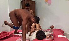 Shathi Khatuns Deepthroat panas dan threesome dengan seorang gadis dan dua lelaki dalam filem lucah buatan sendiri