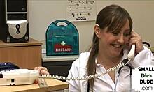 Medicinska sestra in skupina femdom uživata v pacientki z majhnim penisom v domačem videu