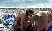 Pesta seks di luar dengan naturis Rusia di pantai