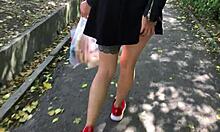 En vågad kvinna i kjol utför oralsex på en okänd man och ägnar sig åt grov bakifrån sex, med utlösning på hennes bröst efter offentlig exponering