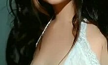 La vidéo porno HD présente une femme solo chevauchant un gode avec ses gros seins