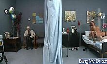 Лекар аматер Рицхелле Рајан даје свом пацијенту са грудима хардкор секс у филму 22
