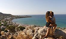 Pasangan yang cantik berusia 18-19 tahun menikmati ciuman yang bersemangat dan merangkul pantat di pulau konkrit
