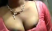 Una MILF india muestra sus pezones en un video casero