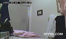 Amatérske video špionáže vintage dievčaťa v kúpeľni