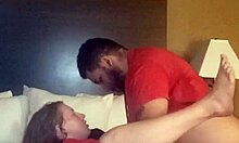 Um grande pau preto e uma linda adolescente fazem sexo quente num quarto de hotel