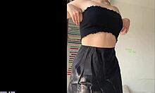 En rumensk tenåringsamatør kler av seg og bruker en dildo til å nå orgasme i strømper