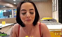 Duda Pimentinha, tatuoitu enkeli, ja muut uudet tytöt valmistautuvat seksiin McDonaldsin kaupassa