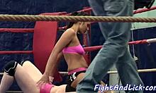 Donne muscolose dominano e lottano in un ring di boxe