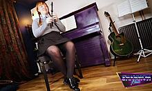 Une fille en talons hauts joue en solo avec un enregistreur pour le plaisir amateur