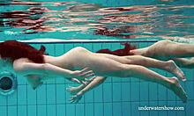 Des adolescents en bikini s'amusent sous l'eau