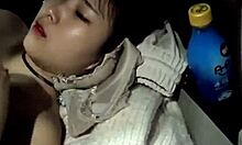 Egy zsíros ázsiai tinédzser megelégszik egy nagy péniszből a buszon