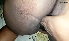 Ein ebenholz schwarzes Mädchen mit rosa Muschi wird doppelt anal penetriert