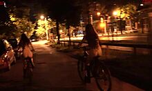 Jonge amateurtiener rijdt naakt op een fiets door de straten van de stad - Dollscult