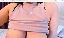 Suuria rintoja ja isoja pakaroita: kuuma fetissivideo