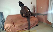 Двама мъже правят групов секс с гимнастичка-акробат
