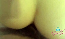 Лана Смоллс, аматерски модел са природним сисама, даје дубок орални секс и јебе се у псећем стилу у ПОВ-у