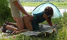 Vzburjena najstnica v spodnjem perilu dobi spolno aktivnost na gozdnem jezeru