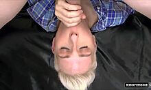 Το σπιτικό πορνό βίντεο ενός ξανθού κοριτσιού που γαμάει το μουνί και το στόμα της από ένα πραγματικό ζευγάρι