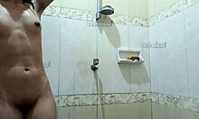 Uma amadora filipina se masturba no chuveiro