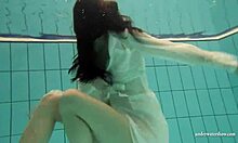 O adolescentă cu sâni mici şi păsărică strânsă se poartă urât în piscină