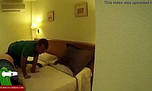 ホテルの部屋でカップルが隠しカメラで口とをする