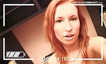 Худая рыжеволосая девушка раздевается и дразнит веб-камеру