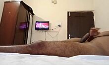 MILF India dengan vagina dicukur menikmati seks hotel
